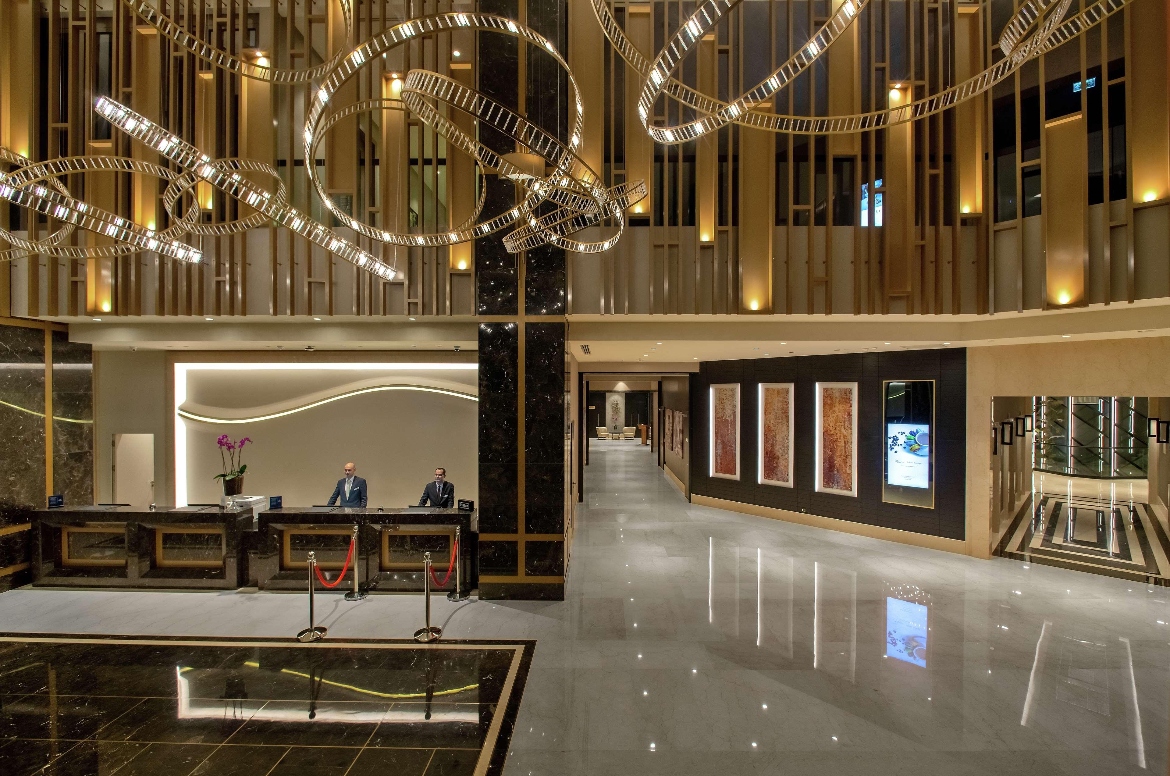 Hotel Hilton Istanbul Bakirkoy Zewnętrze zdjęcie The lobby of the hotel