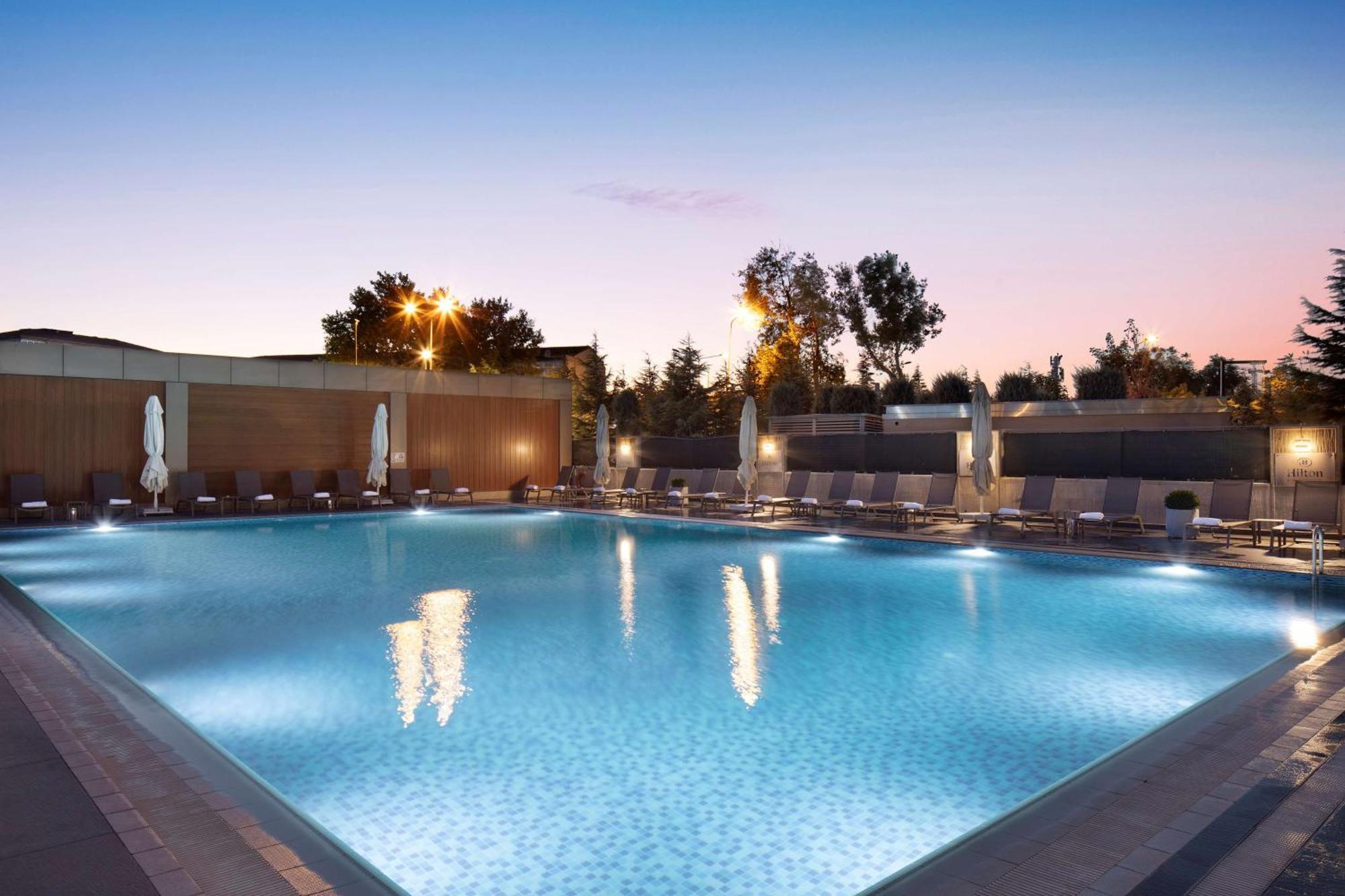 Hotel Hilton Istanbul Bakirkoy Zewnętrze zdjęcie The pool at the hotel